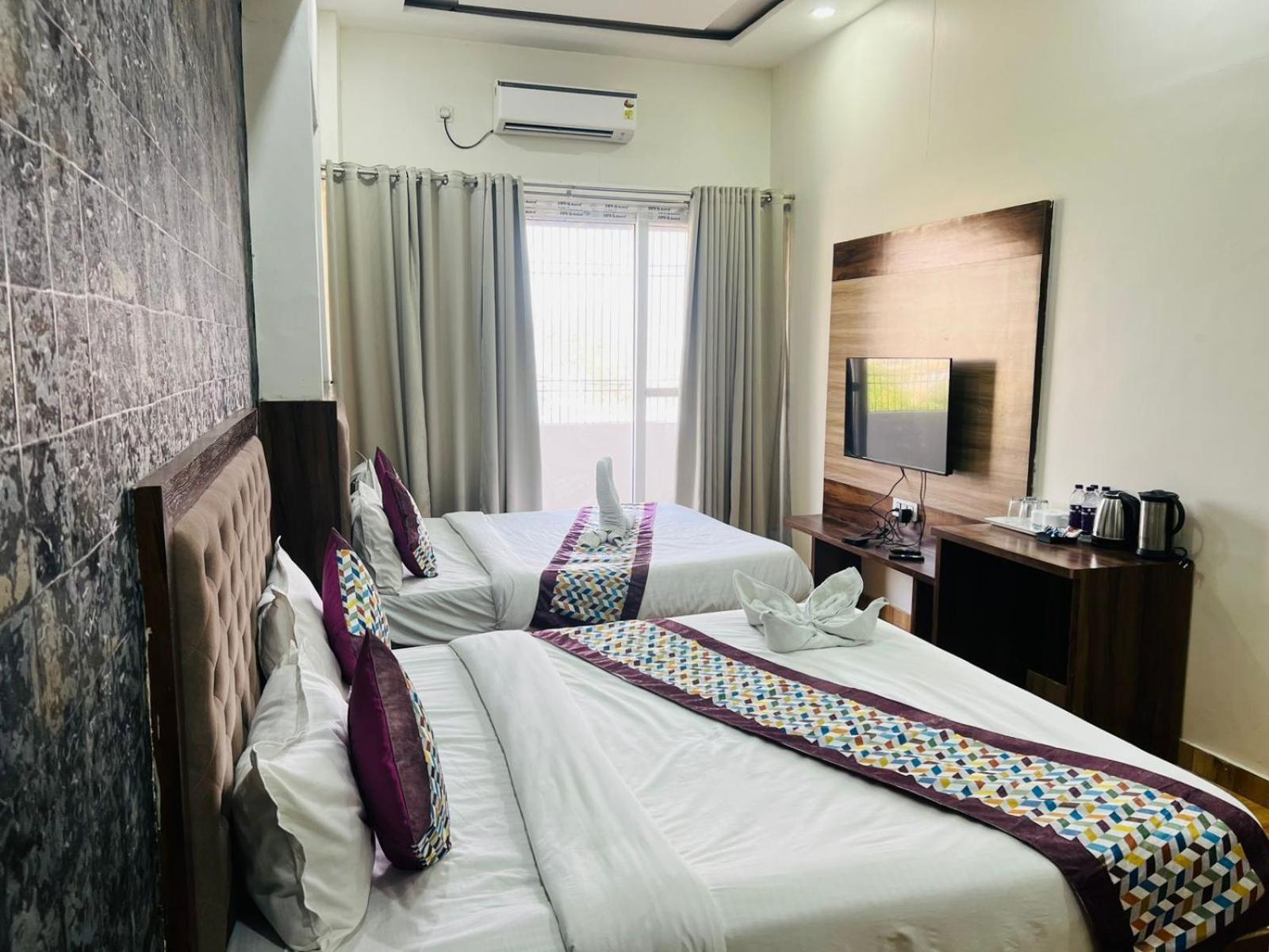 Hotel S V Grand Varanasi Exterior foto